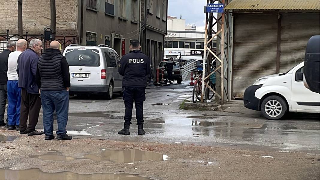 Konya merkezde inşaat yanında zemin çöktü doğalgaz ve su borusu patladı 2